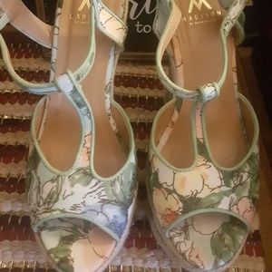 *EUC* Spring floral wedge shoes size 10 US